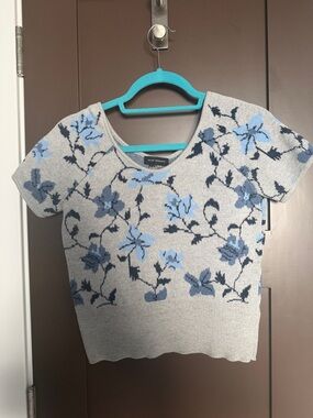 Club Monaco Gray & Blue Floral Knit Scoop Neck Top